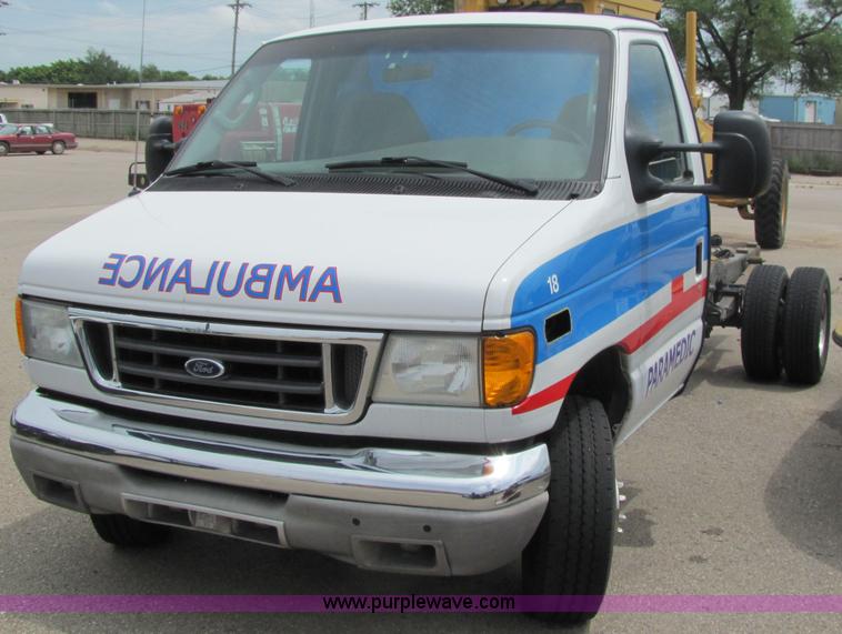 image for item 6186 2003 Ford E450 Super Duty ambulance