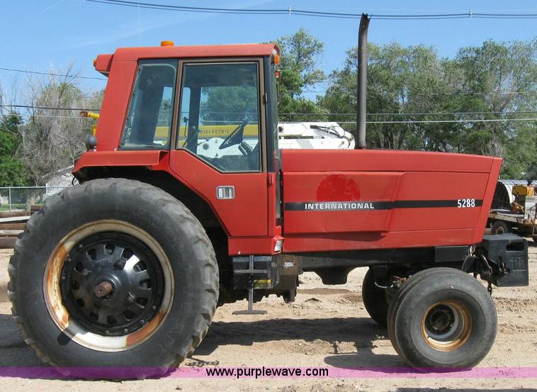 image for item 6796 1985 International 5288 tractor