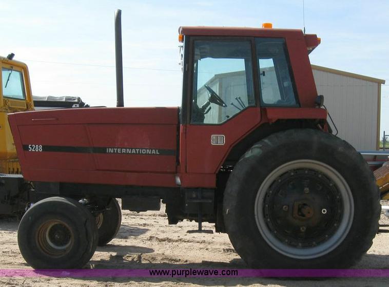 image for item 6796 1985 International 5288 tractor