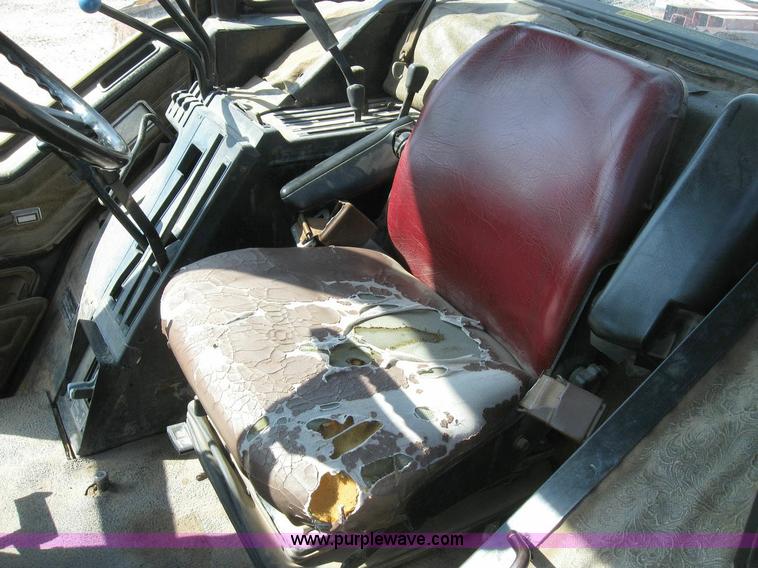 image for item 6796 1985 International 5288 tractor