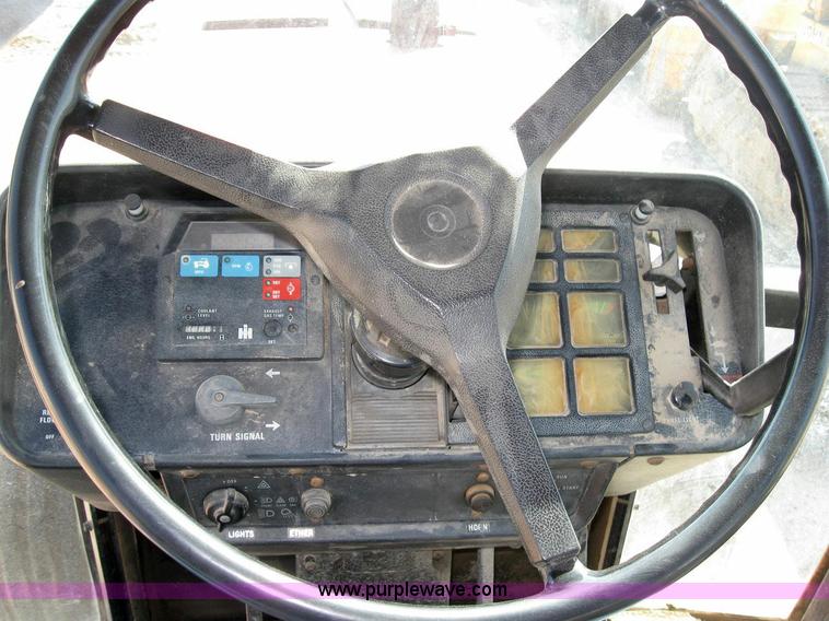 image for item 6796 1985 International 5288 tractor