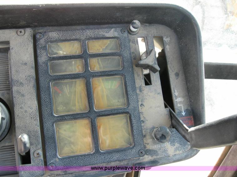 image for item 6796 1985 International 5288 tractor