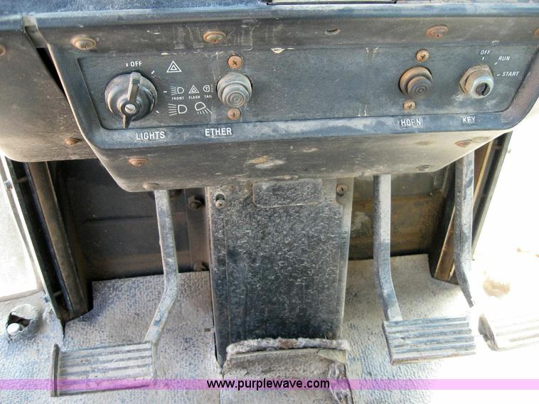 image for item 6796 1985 International 5288 tractor