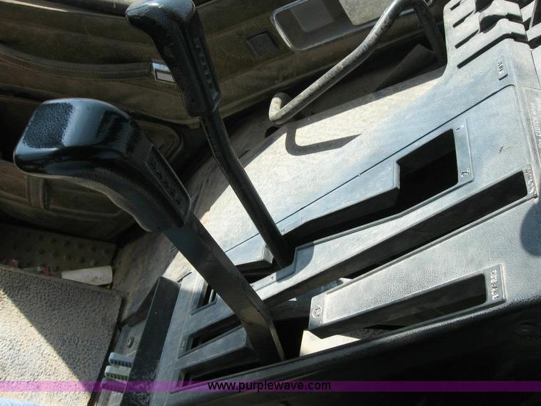 image for item 6796 1985 International 5288 tractor