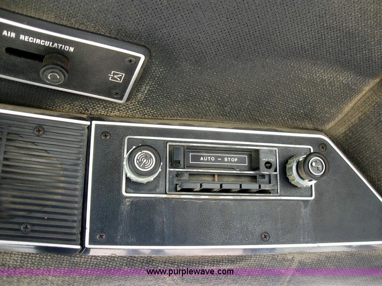 image for item 6796 1985 International 5288 tractor