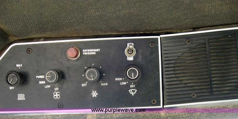 image for item 6796 1985 International 5288 tractor