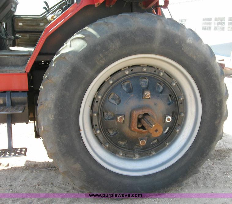 image for item 6796 1985 International 5288 tractor