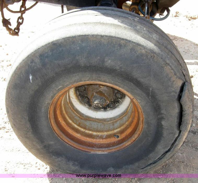 image for item 6796 1985 International 5288 tractor