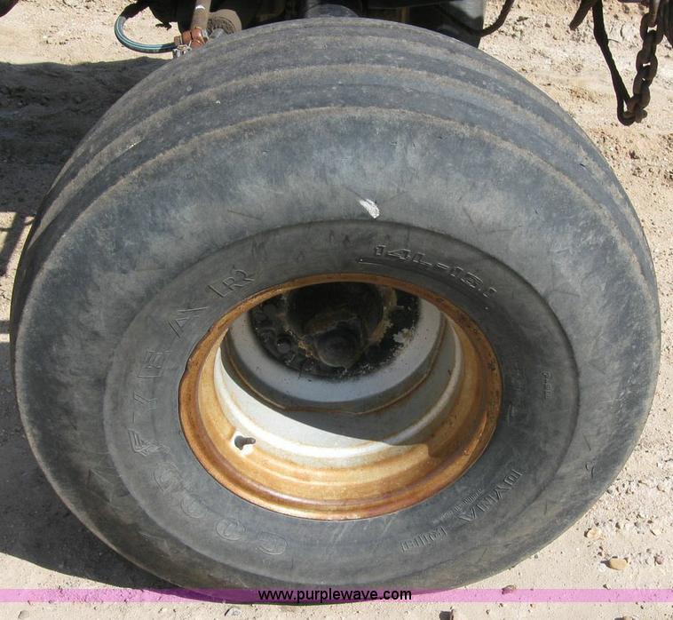 image for item 6796 1985 International 5288 tractor