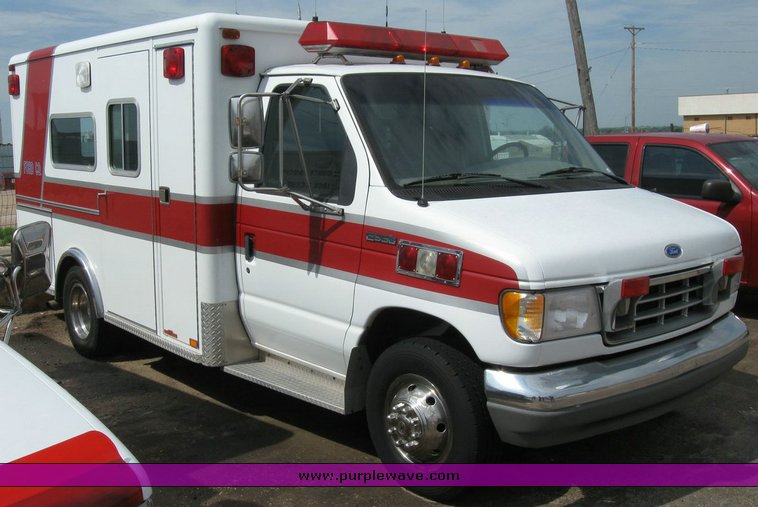 image for item 6821 1992 Ford E-350 ambulance