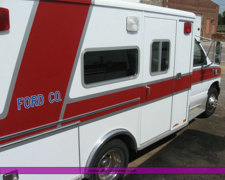 image for item 6821 1992 Ford E-350 ambulance