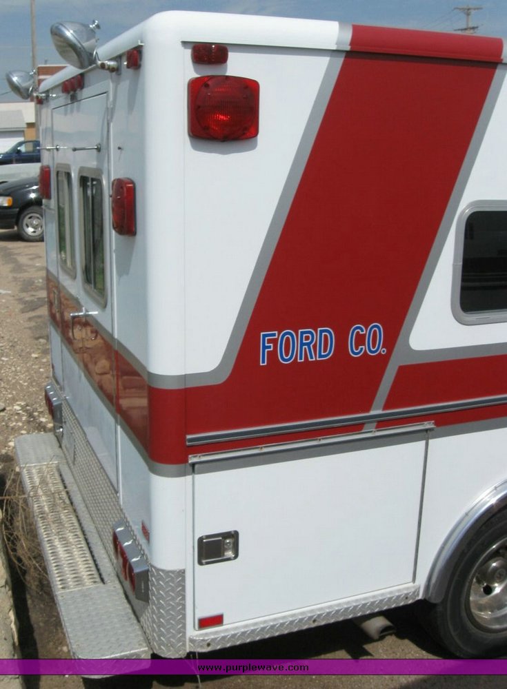 image for item 6821 1992 Ford E-350 ambulance