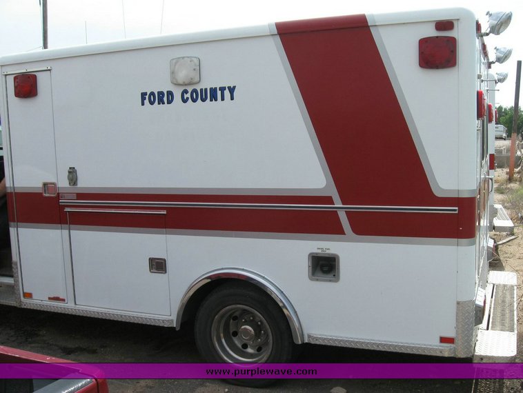 image for item 6821 1992 Ford E-350 ambulance