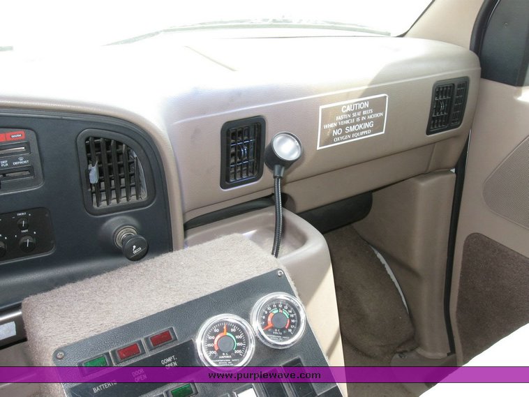 image for item 6821 1992 Ford E-350 ambulance