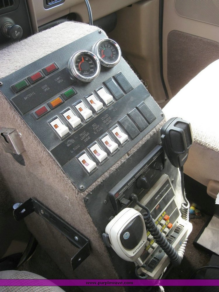 image for item 6821 1992 Ford E-350 ambulance