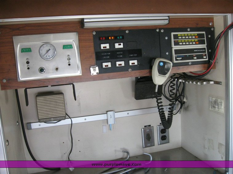 image for item 6821 1992 Ford E-350 ambulance