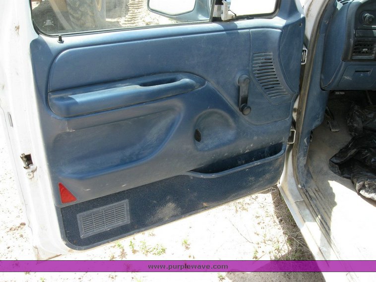 image for item 6832 1996 Ford F-150 XL