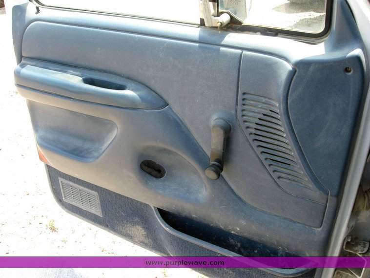 image for item 6832 1996 Ford F-150 XL