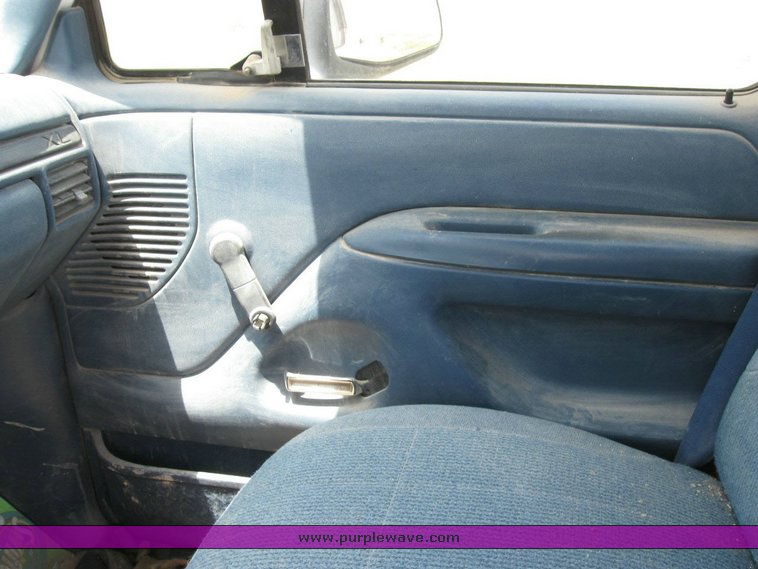 image for item 6832 1996 Ford F-150 XL