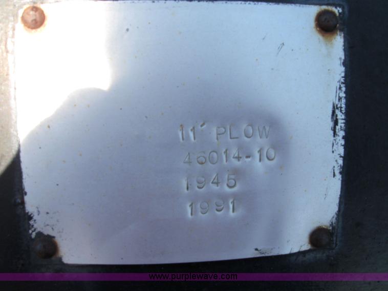 image for item 6852 1993 International Series 4900 dump truck with plow and spreader