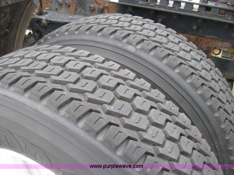 image for item 1501 2005 Kenworth Construct T600 semi truck