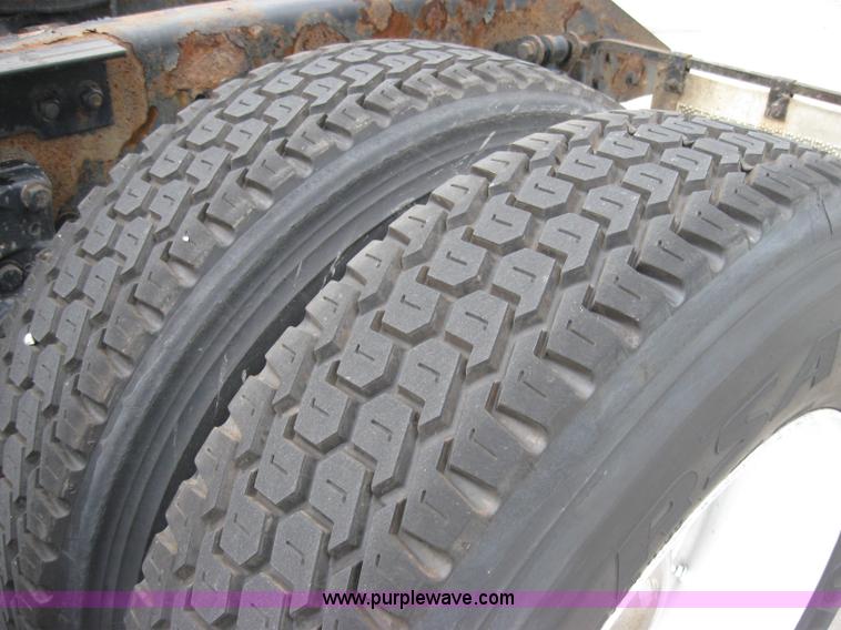 image for item 1501 2005 Kenworth Construct T600 semi truck