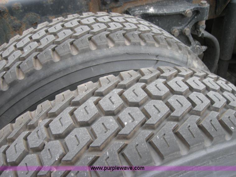 image for item 1501 2005 Kenworth Construct T600 semi truck