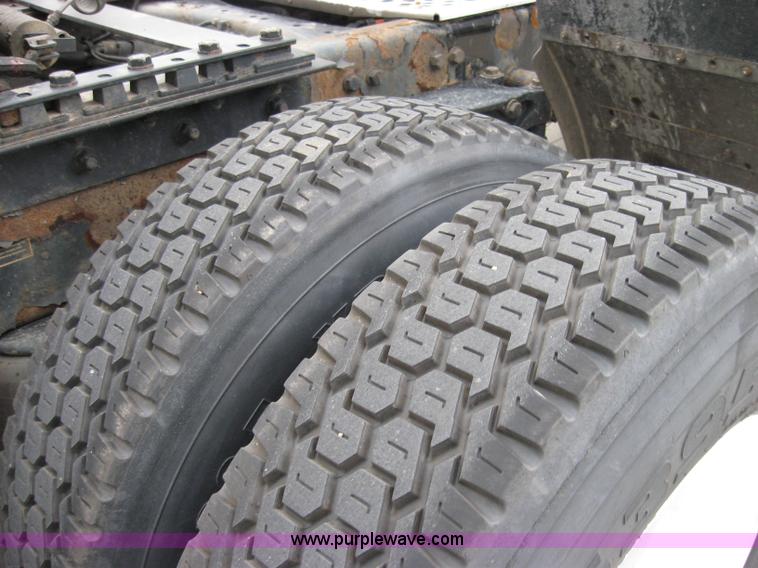 image for item 1501 2005 Kenworth Construct T600 semi truck