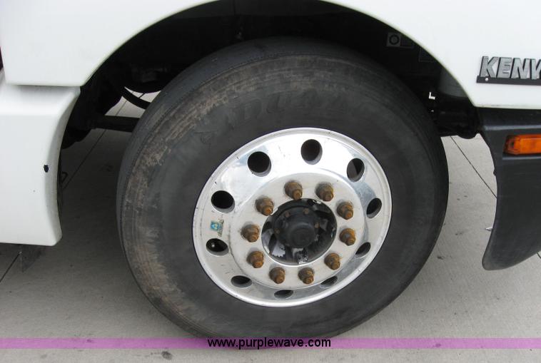 image for item 1501 2005 Kenworth Construct T600 semi truck