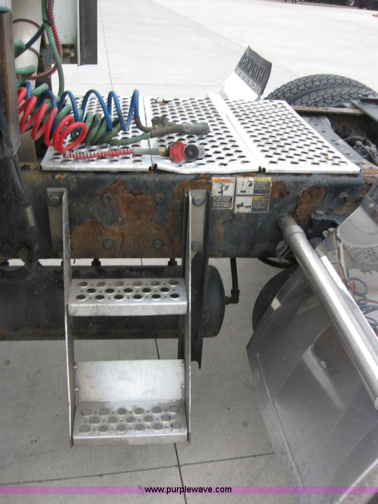 image for item 1501 2005 Kenworth Construct T600 semi truck