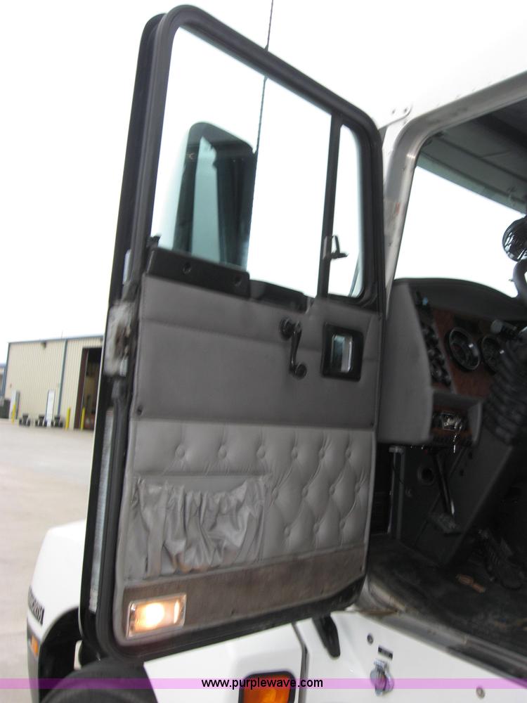 image for item 1501 2005 Kenworth Construct T600 semi truck