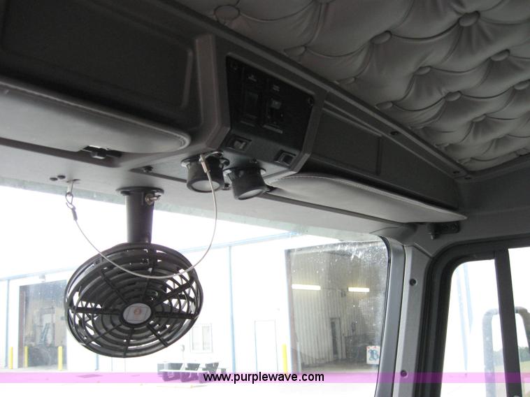 image for item 1501 2005 Kenworth Construct T600 semi truck