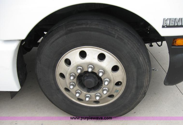 image for item 1502 2005 Kenworth Construct T600 semi truck