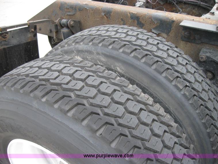 image for item 1502 2005 Kenworth Construct T600 semi truck