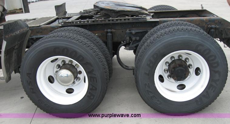 image for item 1502 2005 Kenworth Construct T600 semi truck