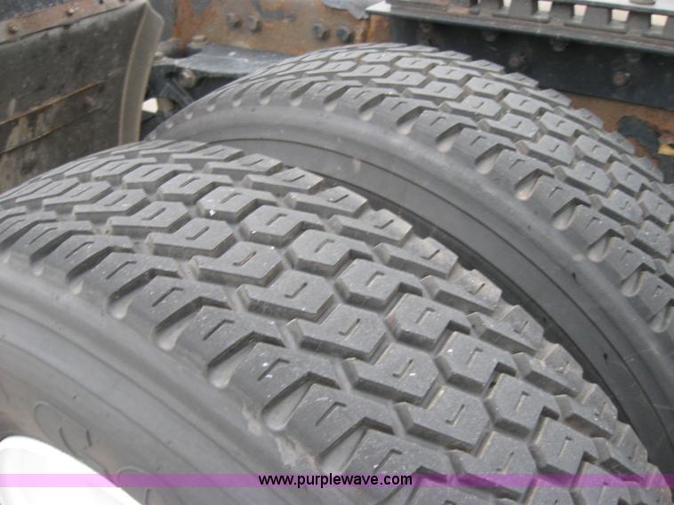 image for item 1502 2005 Kenworth Construct T600 semi truck