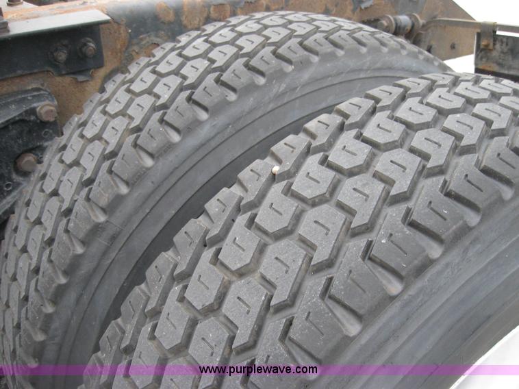 image for item 1502 2005 Kenworth Construct T600 semi truck