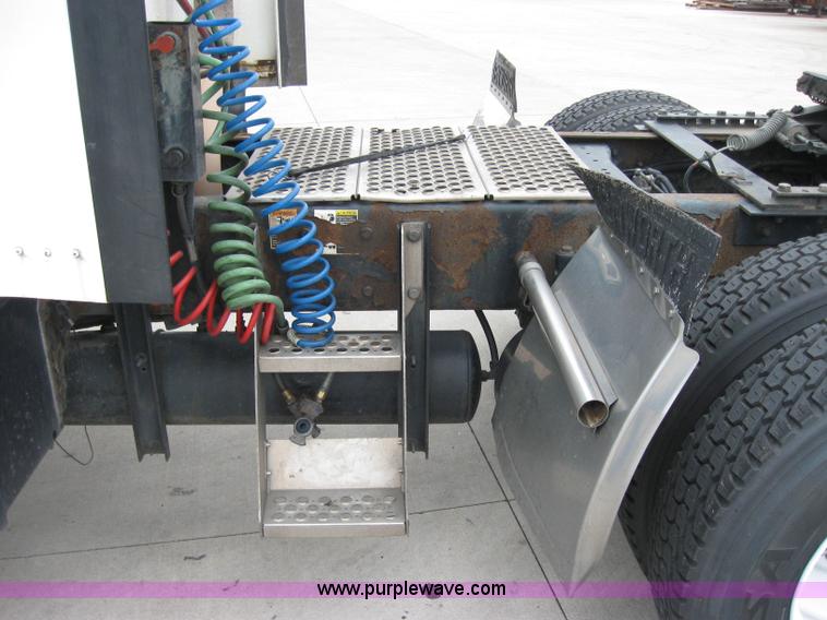 image for item 1502 2005 Kenworth Construct T600 semi truck