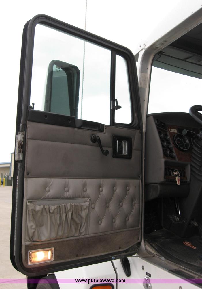 image for item 1502 2005 Kenworth Construct T600 semi truck