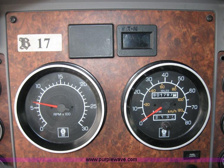 image for item 1502 2005 Kenworth Construct T600 semi truck