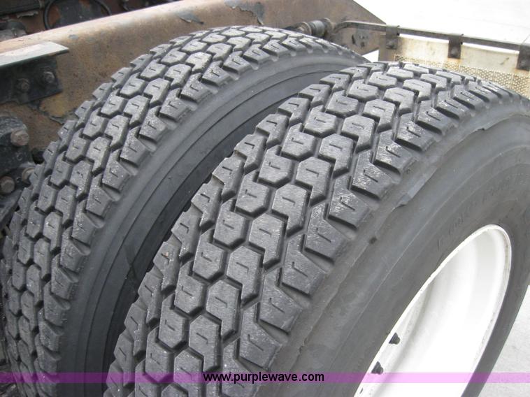 image for item 1503 2005 Kenworth Construct T600 semi truck