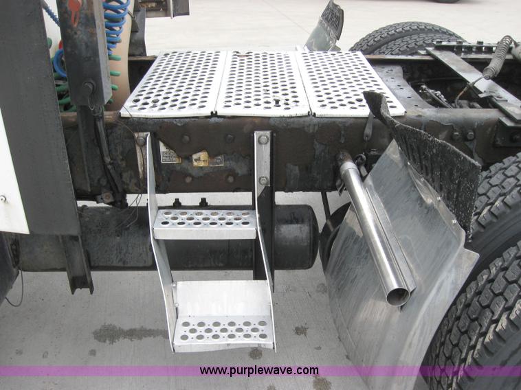 image for item 1503 2005 Kenworth Construct T600 semi truck