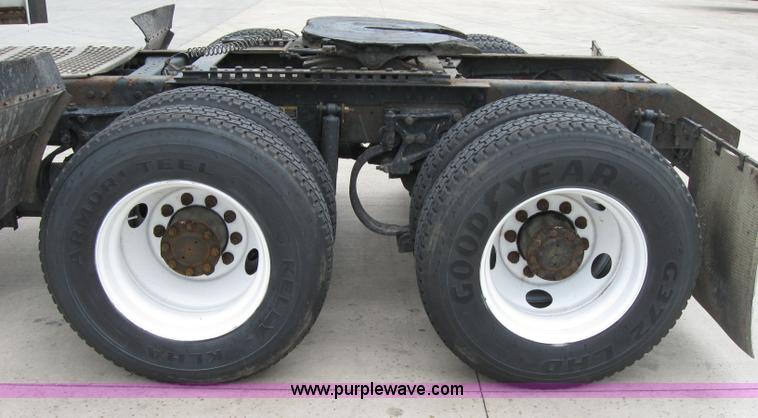 image for item 1505 2005 Kenworth Construct T600 semi truck