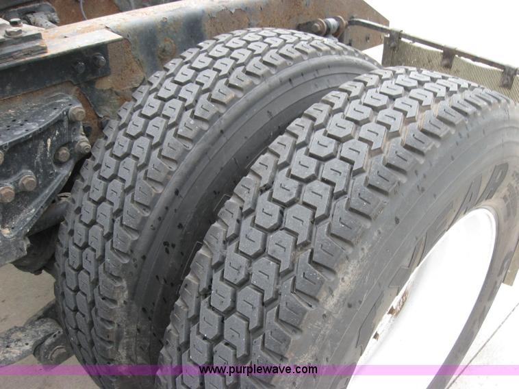 image for item 1505 2005 Kenworth Construct T600 semi truck