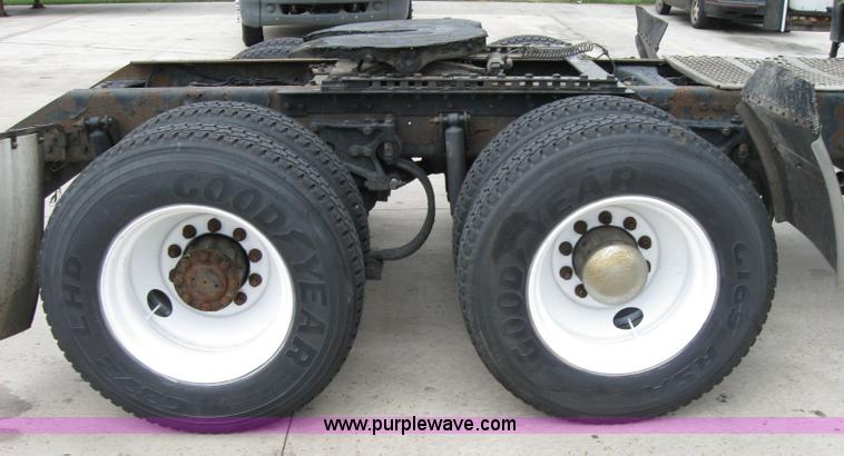 image for item 1505 2005 Kenworth Construct T600 semi truck