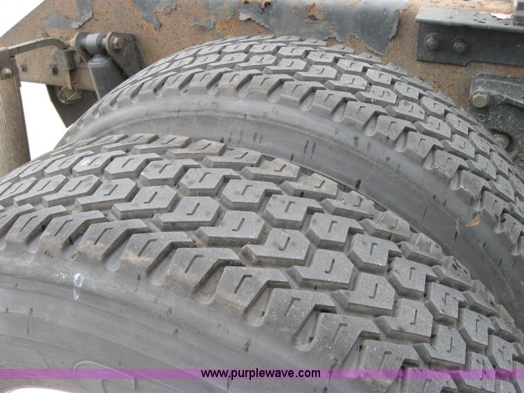 image for item 1505 2005 Kenworth Construct T600 semi truck