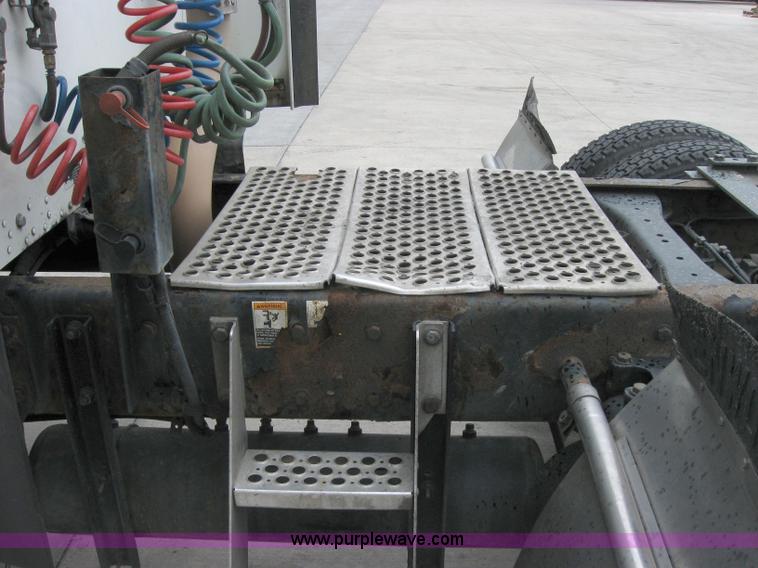 image for item 1505 2005 Kenworth Construct T600 semi truck