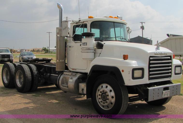 image for item 1901 1996 Mack RD690S semi truck
