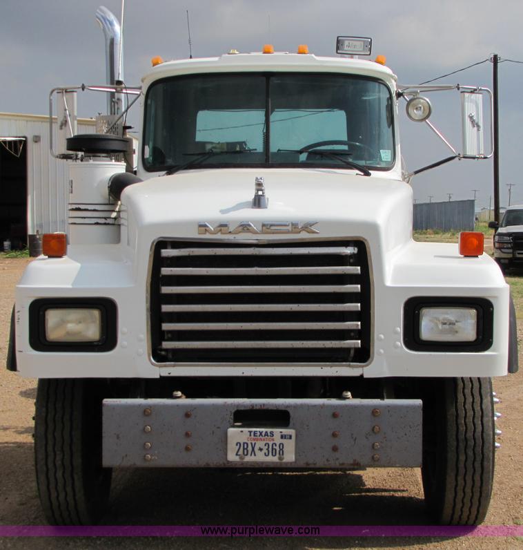 image for item 1901 1996 Mack RD690S semi truck