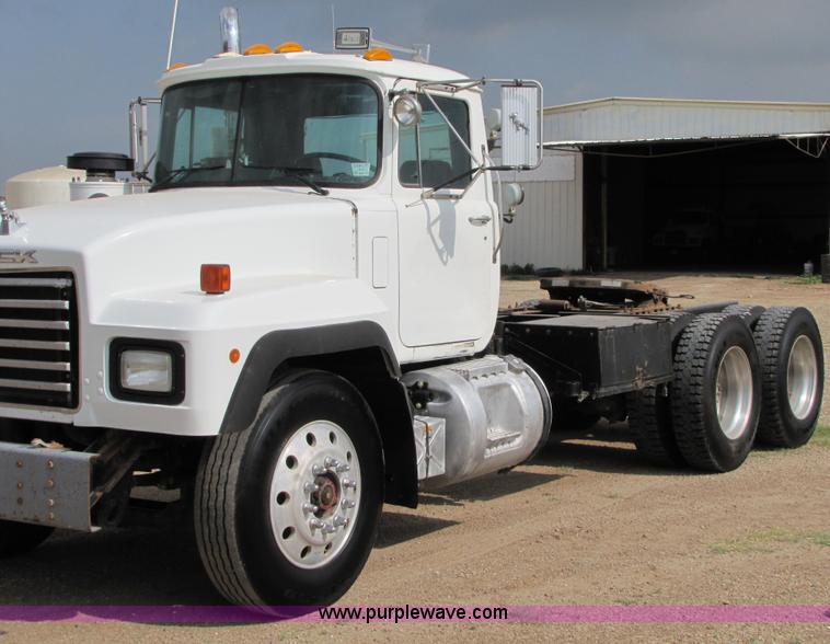 image for item 1901 1996 Mack RD690S semi truck